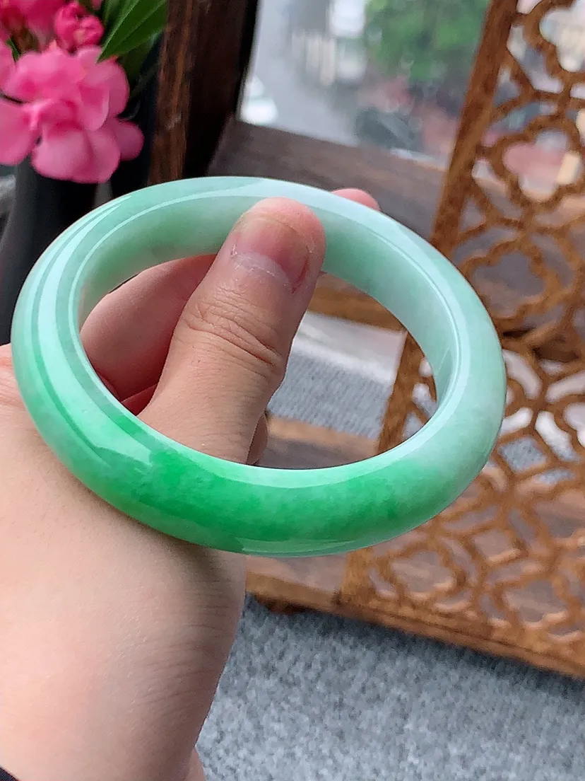 天然A货翡翠飘绿厚装正装正圈手镯58-59圈口 尺寸58×12.6×9.5mm 重量74.00g 0722