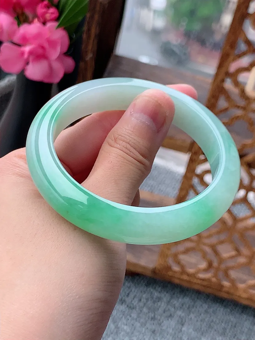 天然A货翡翠飘绿正装正圈手镯55-56圈口尺寸55.8×12×8.2mm 重量58.10g 0722
