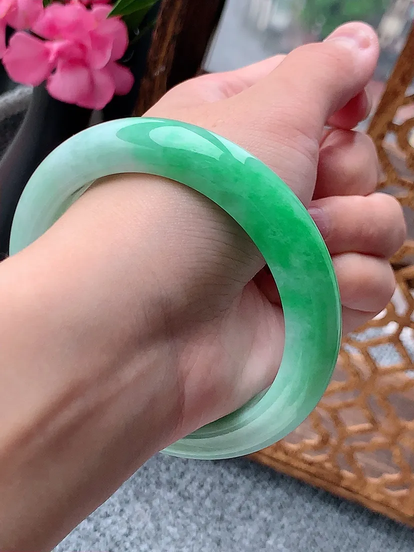 天然A货翡翠飘绿厚装正装正圈手镯58-59圈口 尺寸58×12.6×9.5mm 重量74.00g 0722