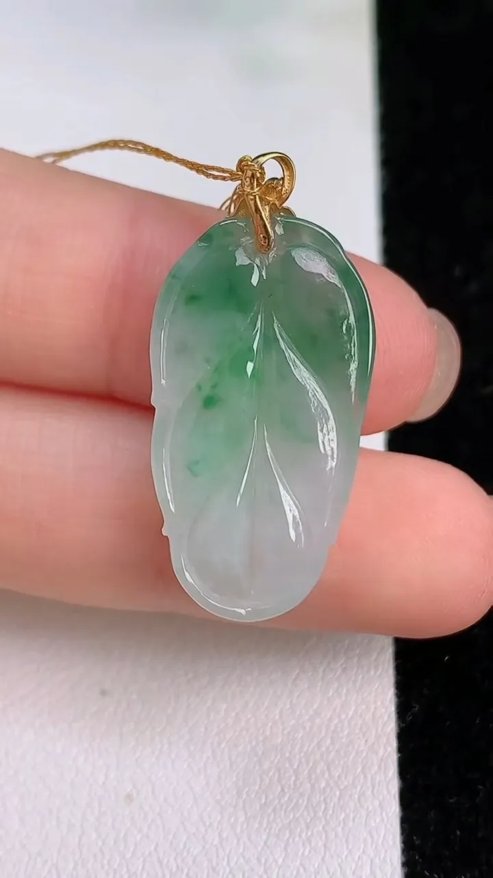 天然A货翡翠金枝玉叶 叶子吊坠，尺寸20-14-4，重量:3.12g
7月24日
