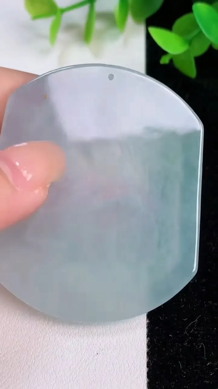 天然A货翡翠生肖兔吊坠，尺寸57-47.8-5.8，重量:32.77g
7月24日