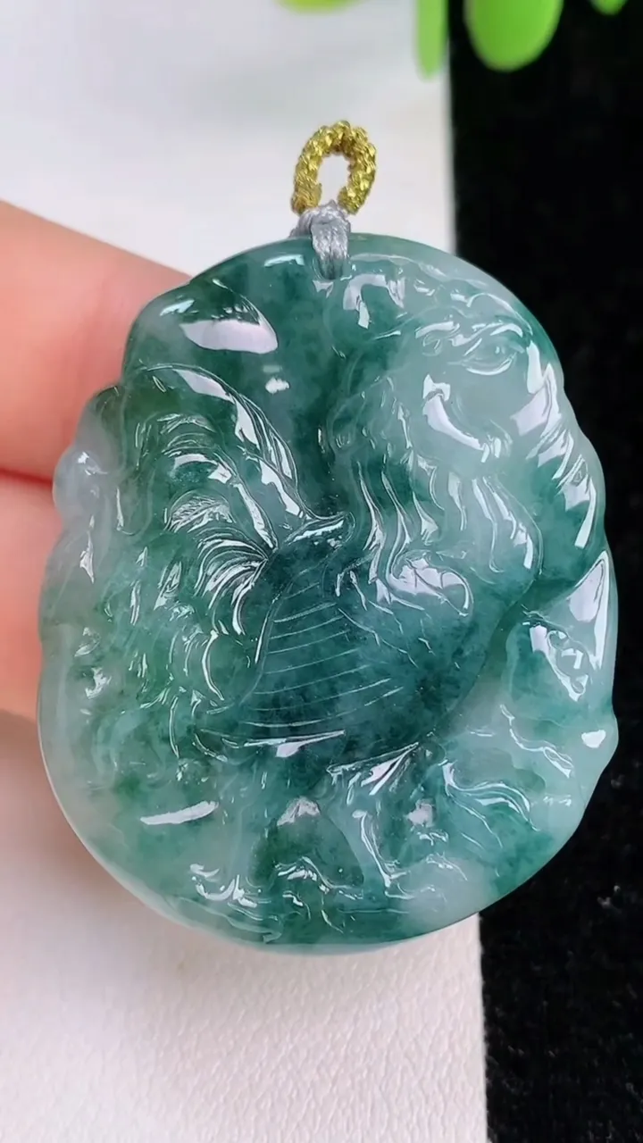 天然A货翡翠飘花生肖鸡吊坠，尺寸42.2-33.4-5.2，重量:15.55g
7月24日