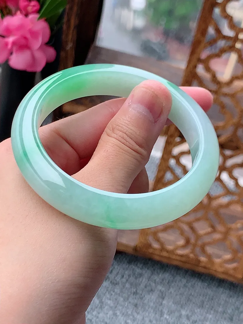 天然A货翡翠飘绿正装正圈手镯55-56圈口尺寸55.8×12×8.2mm 重量58.10g 0722