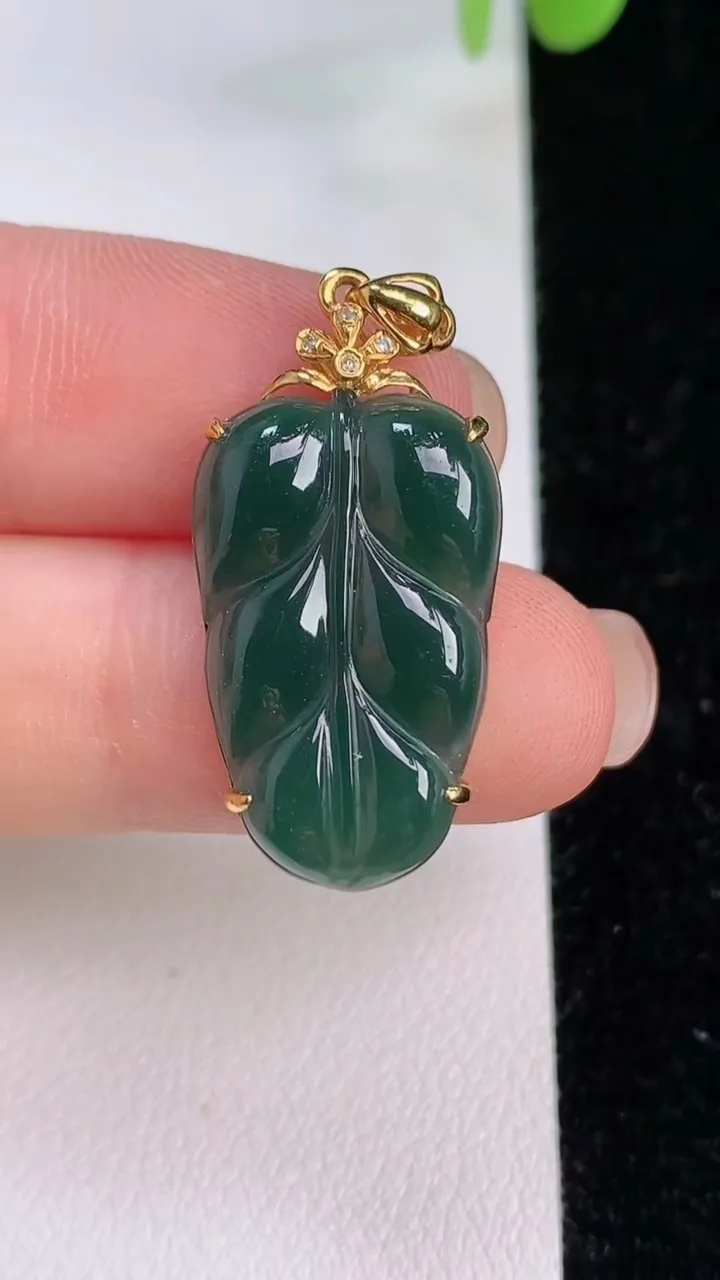 天然A货翡翠18k金蓝水金枝玉叶 叶子吊坠，尺寸29-23-14.5-4.5，重:2.56g
7月24日