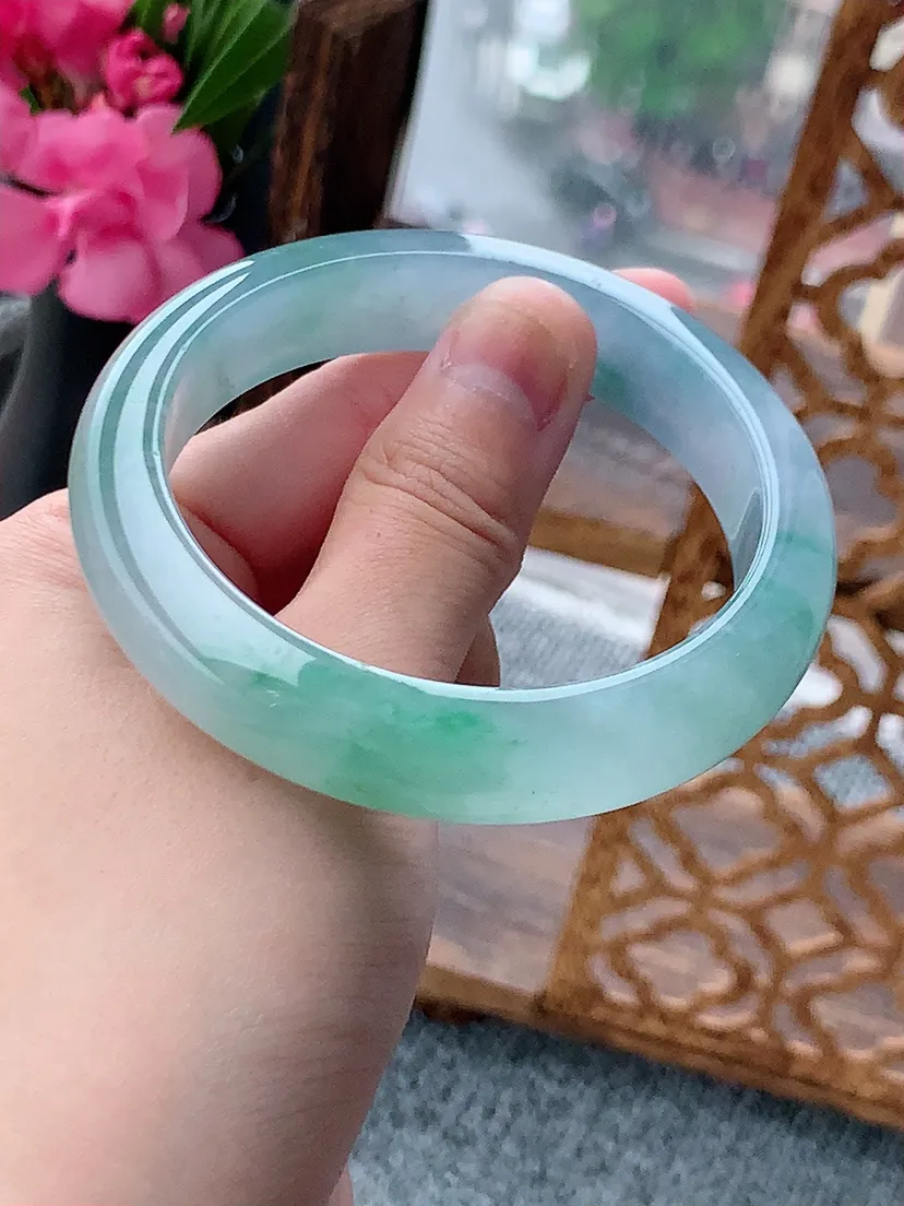 天然A货翡翠紫底冰飘花正装正圈手镯圈口尺寸56.8×13×8.6mm 重量63.70g 0722