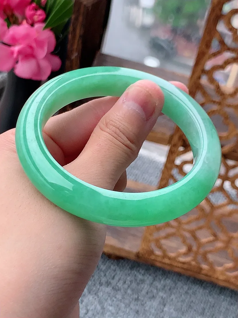天然A货翡翠满绿正装正圈手镯56-57圈口 尺寸56.5×11×9.2mm 重量62.07g 0722