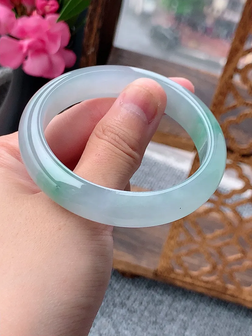 天然A货翡翠飘绿正装正圈手镯52-53 小圈尺寸52×12×7.3mm 重量45.90g 0722