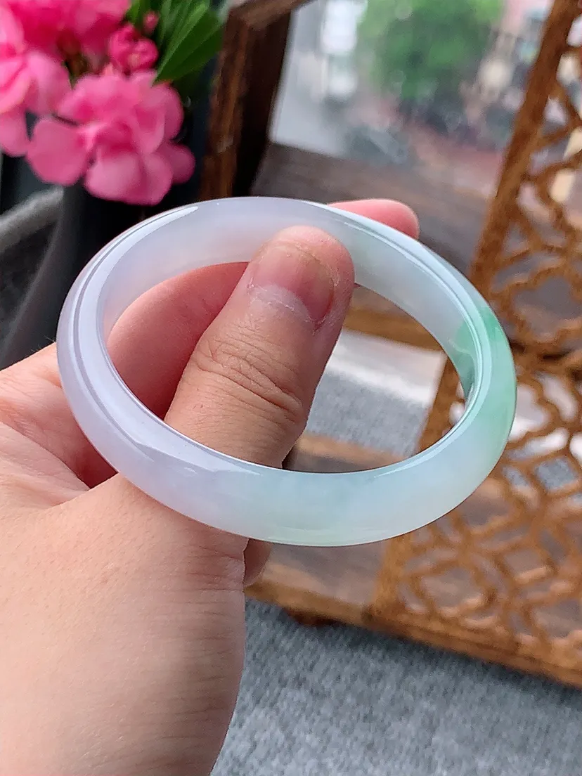 天然A货翡翠淡春彩淡紫罗兰飘绿贵妃手镯52-53小圈口 基尺寸52×46×10.8×6.3mm 重量33.88g 0722