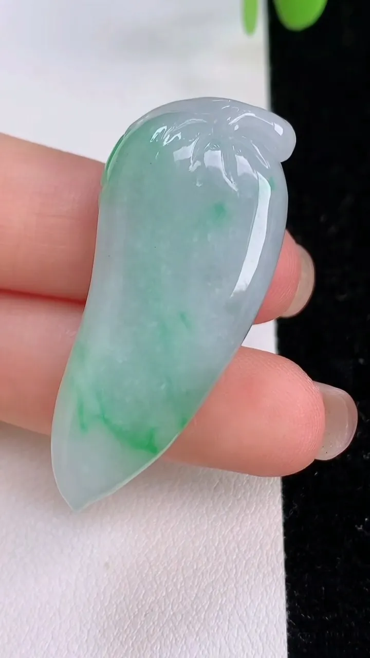 天然A货翡翠福瓜吊坠，尺寸42-16.7-10.2，重量:14.12g
7月24日