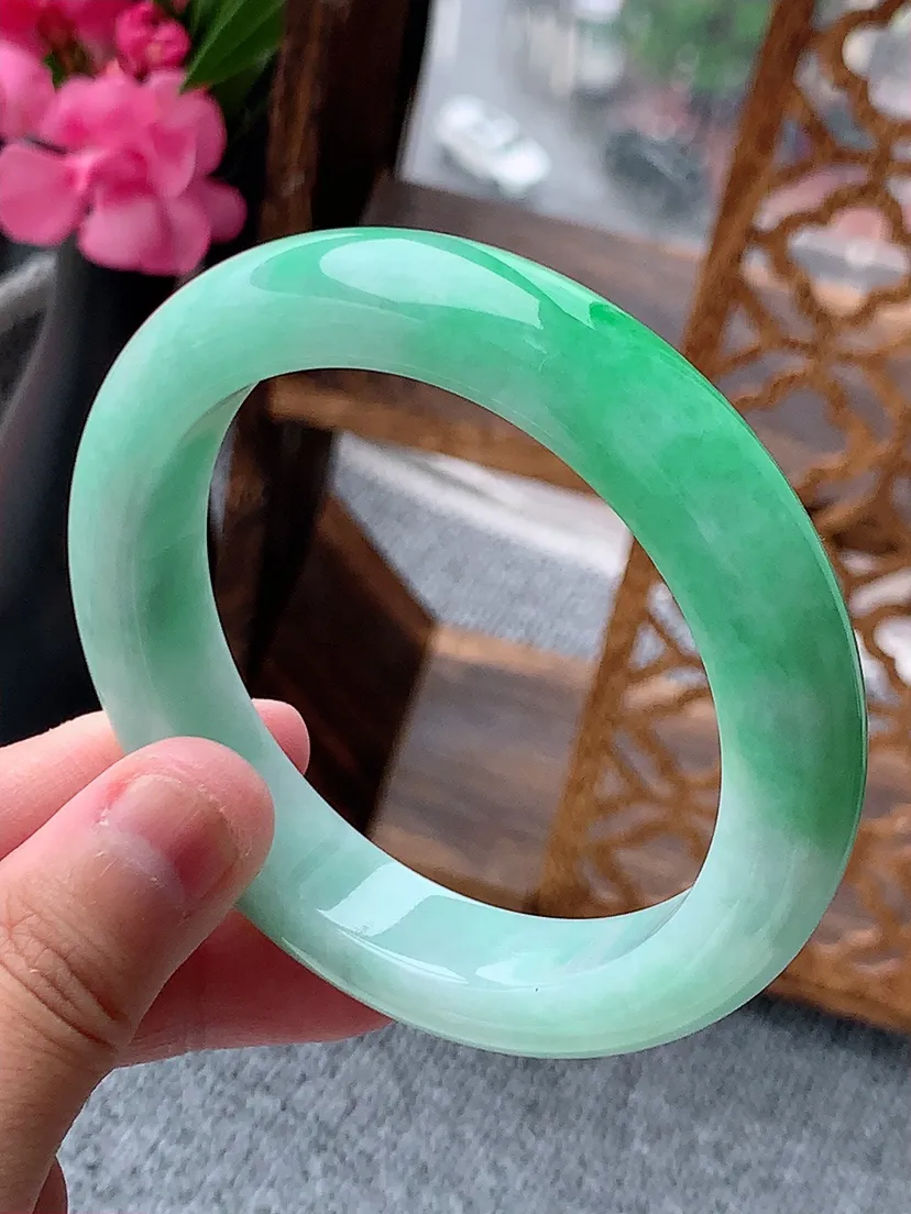 天然A货翡翠飘绿厚装正装正圈手镯58-59圈口 尺寸58×12.6×9.5mm 重量74.00g 0
