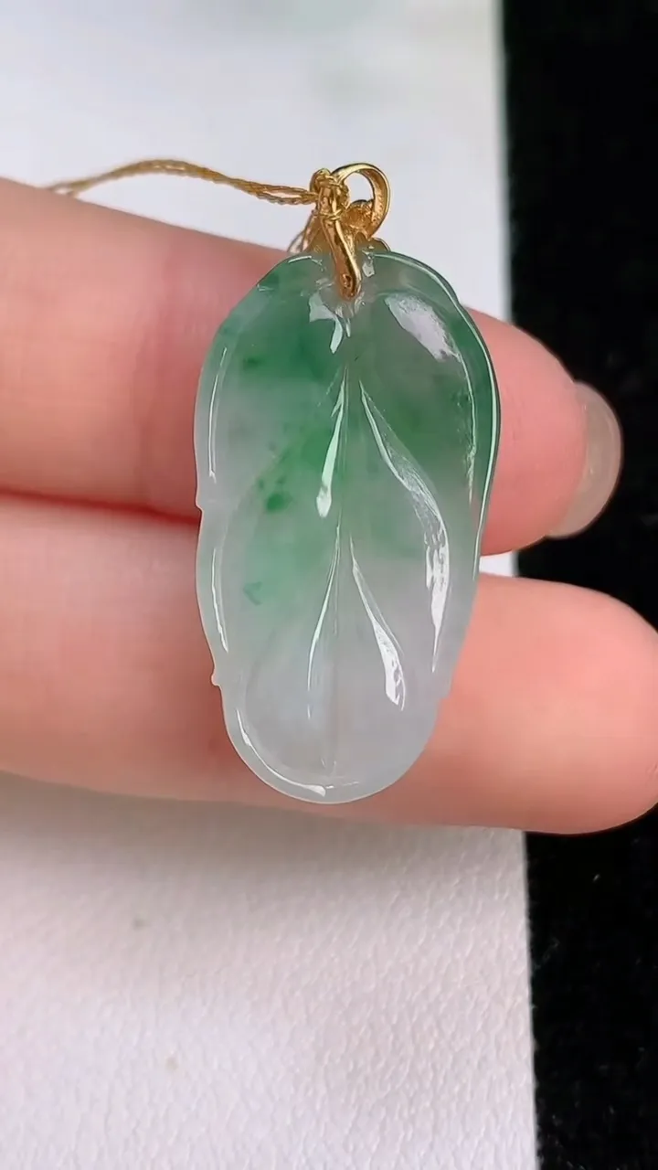 天然A货翡翠金枝玉叶 叶子吊坠，尺寸20-14-4，重量:3.12g
7月24日
