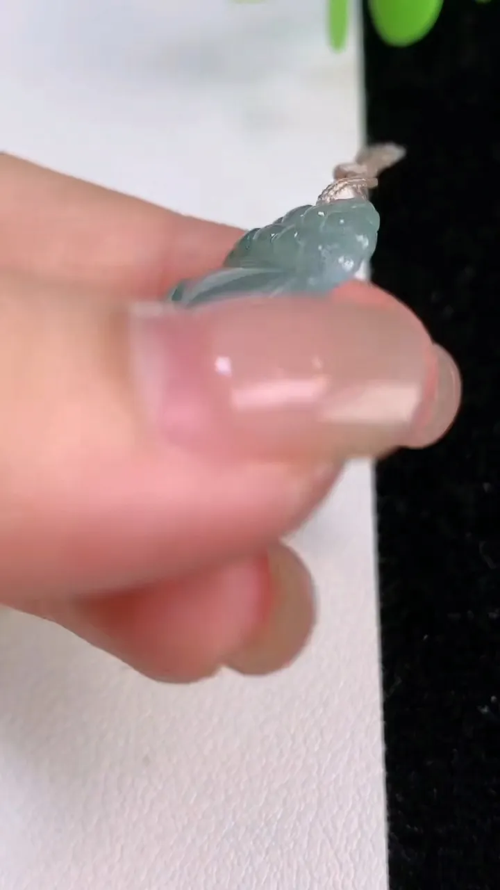 天然A货翡翠人参如意吊坠，尺寸46.7-20-4，重量:7.70g
7月24日