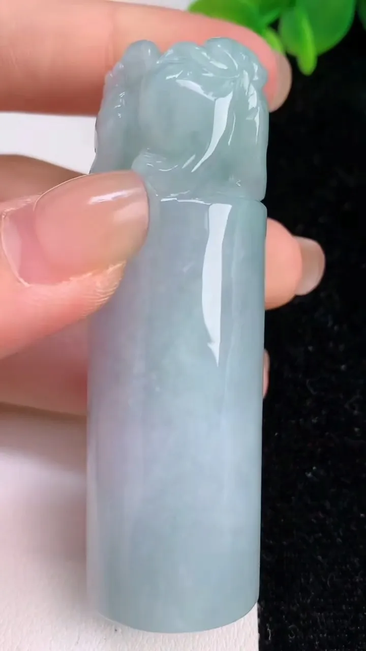 天然A货翡翠春带彩紫罗兰貔貅平安柱吊坠，尺寸67.3-21.5，重量:77.92g
7月24日