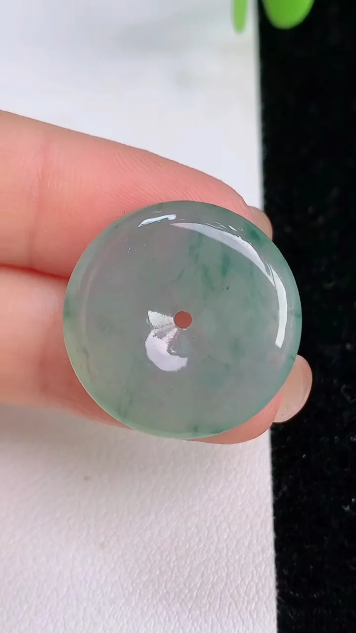 天然A货翡翠飘花平安扣吊坠，尺寸23-3.8，重量:4.55g
7月24日