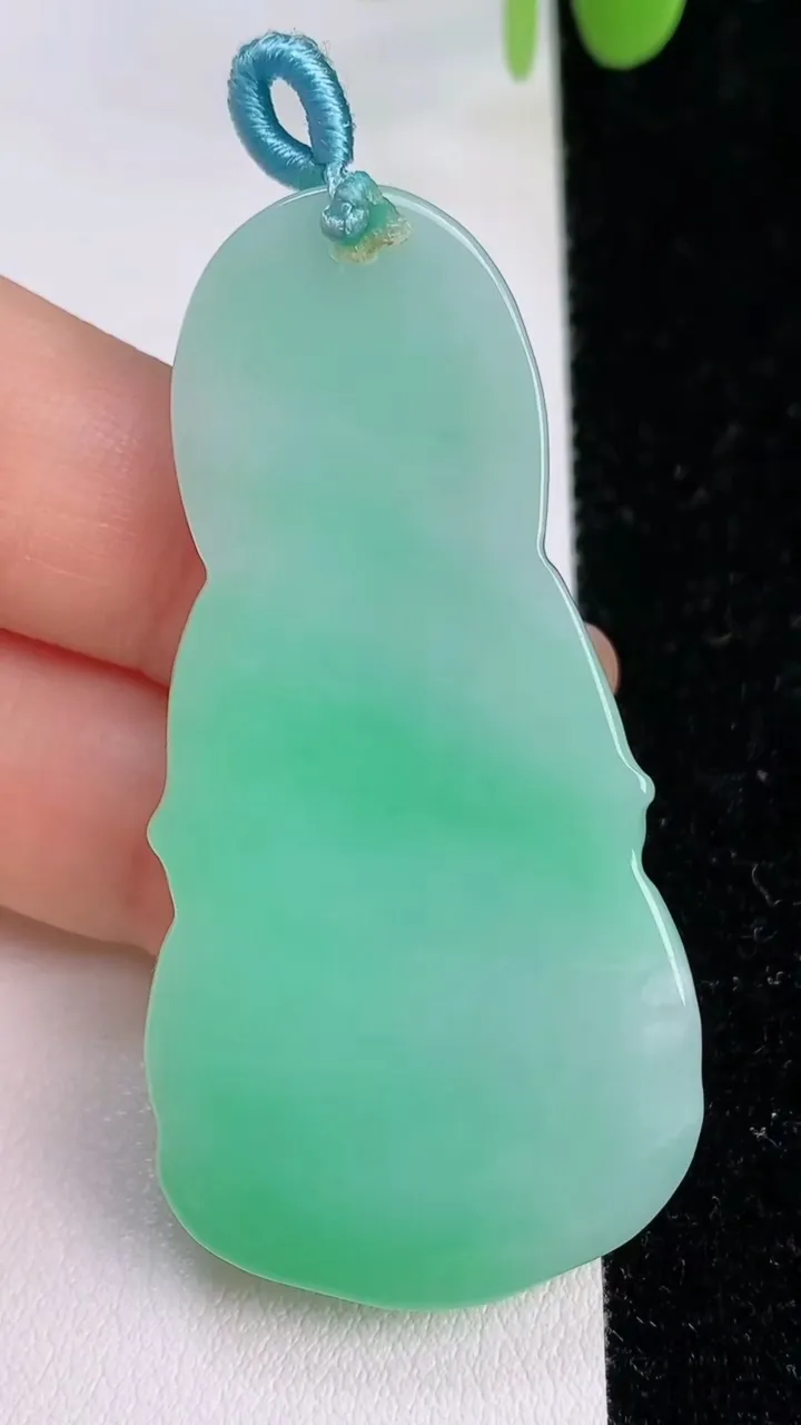 天然A货翡翠观音菩萨吊坠，尺寸56.8-27-6.7，重量:17.35g
7月24日