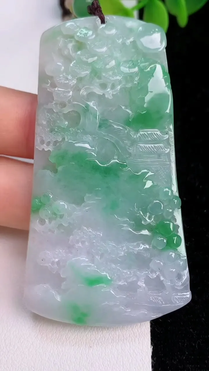 天然A货翡翠山水牌吊坠，尺寸68-34.2-6.3，重量:37.25g
7月24日