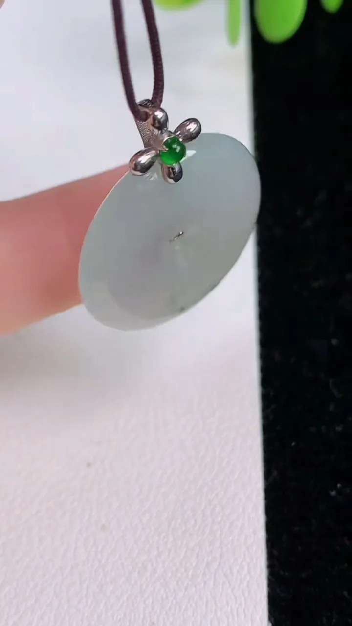 天然A货翡翠18k金飘花平安扣吊坠，尺寸24-4.7，重量:6.13g
7月24日