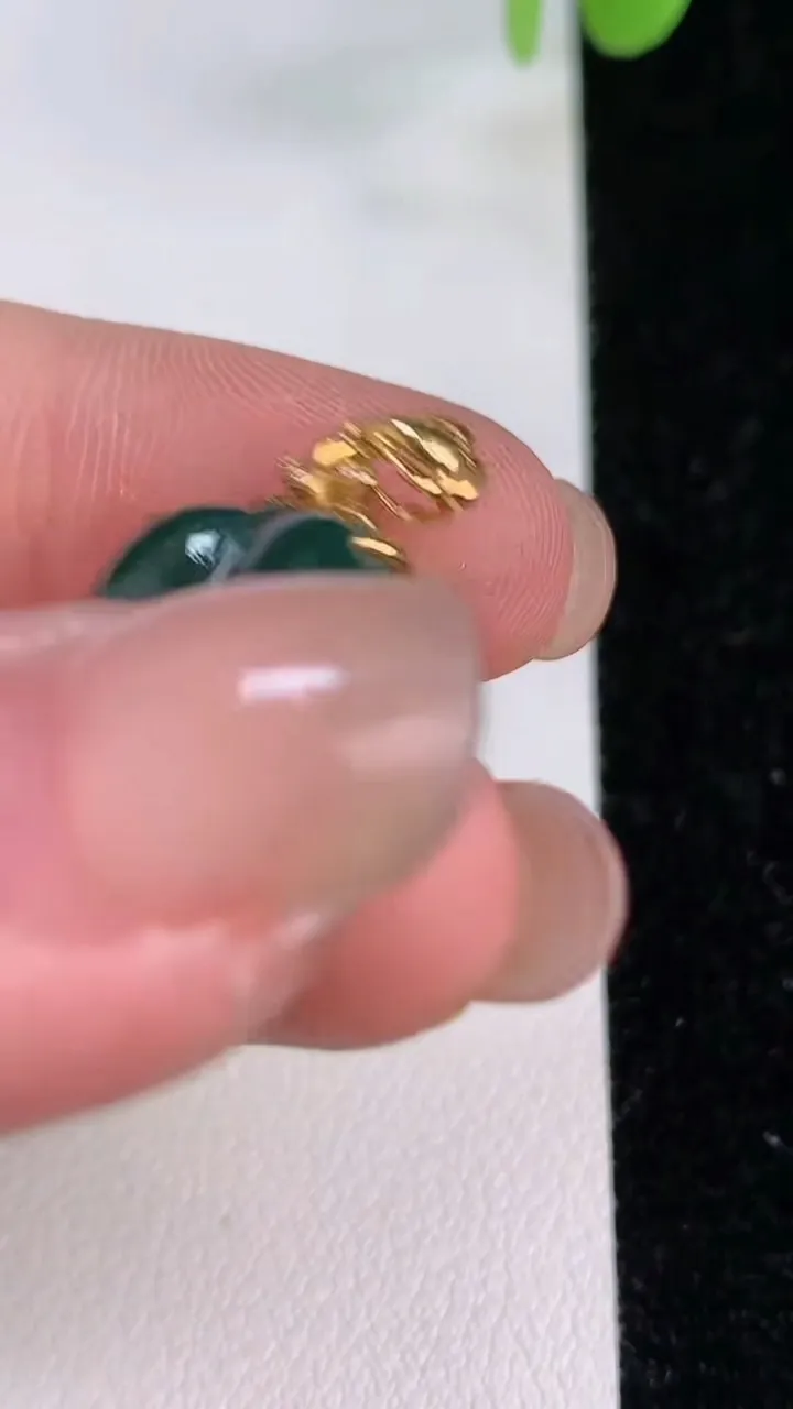 天然A货翡翠18k金蓝水金枝玉叶 叶子吊坠，尺寸29-23-14.5-4.5，重:2.56g
7月2