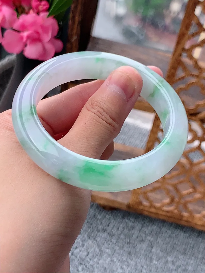天然A货翡翠春彩紫罗兰飘绿正装正圈手镯55-56圈口 尺寸55.8×12.6×8.8mm 重量65.22g 0722