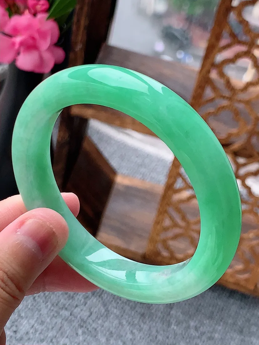 天然A货翡翠满绿正装正圈手镯56-57圈口 尺寸56.5×11×9.2mm 重量62.07g 072
