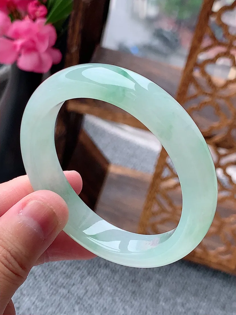天然A货翡翠飘绿正装正圈手镯51-52小圈口 尺寸51.8×11.7×7.8mm 重量50.60g 