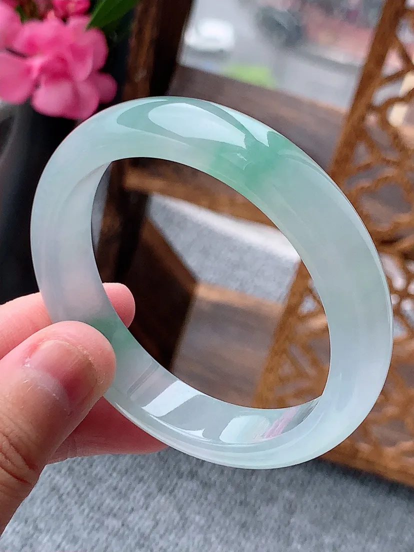 天然A货翡翠飘绿正装正圈手镯52-53 小圈尺寸52×12×7.3mm 重量45.90g 0722