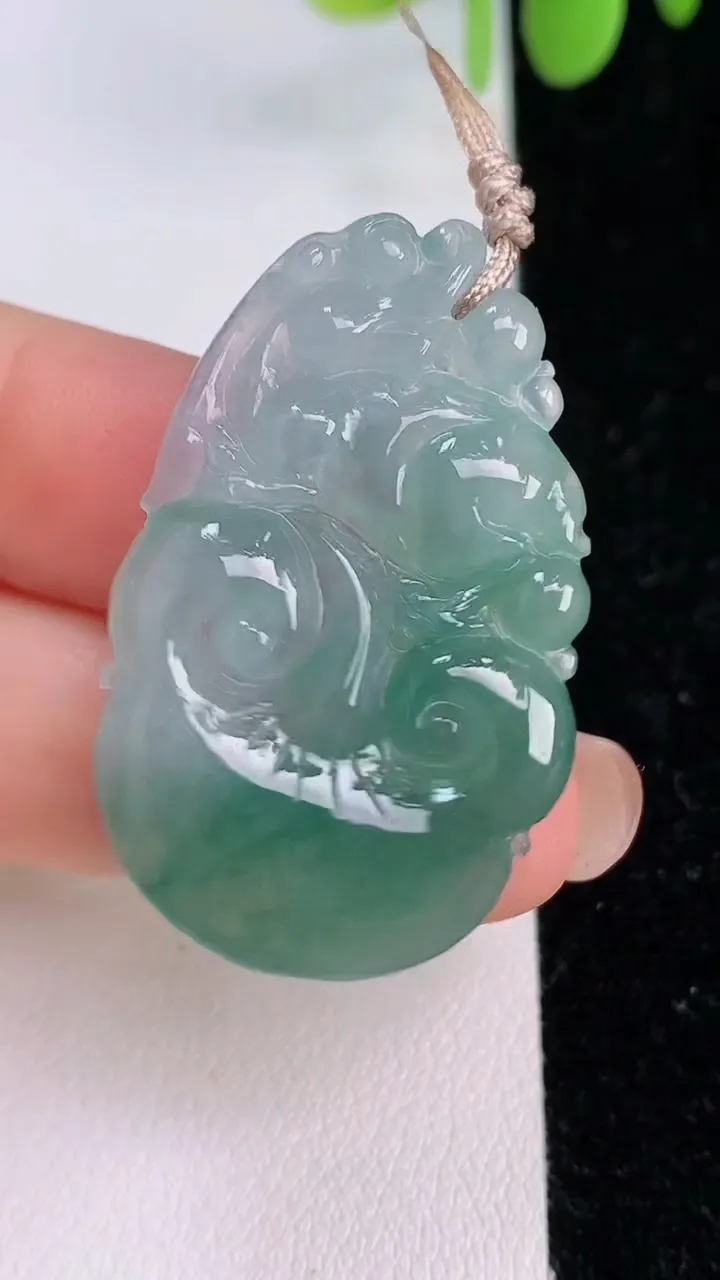 天然A货翡翠飘花今非昔比 蜥蜴吊坠，尺寸37.4-23.4-4.5，重量:7.48g
7月24日