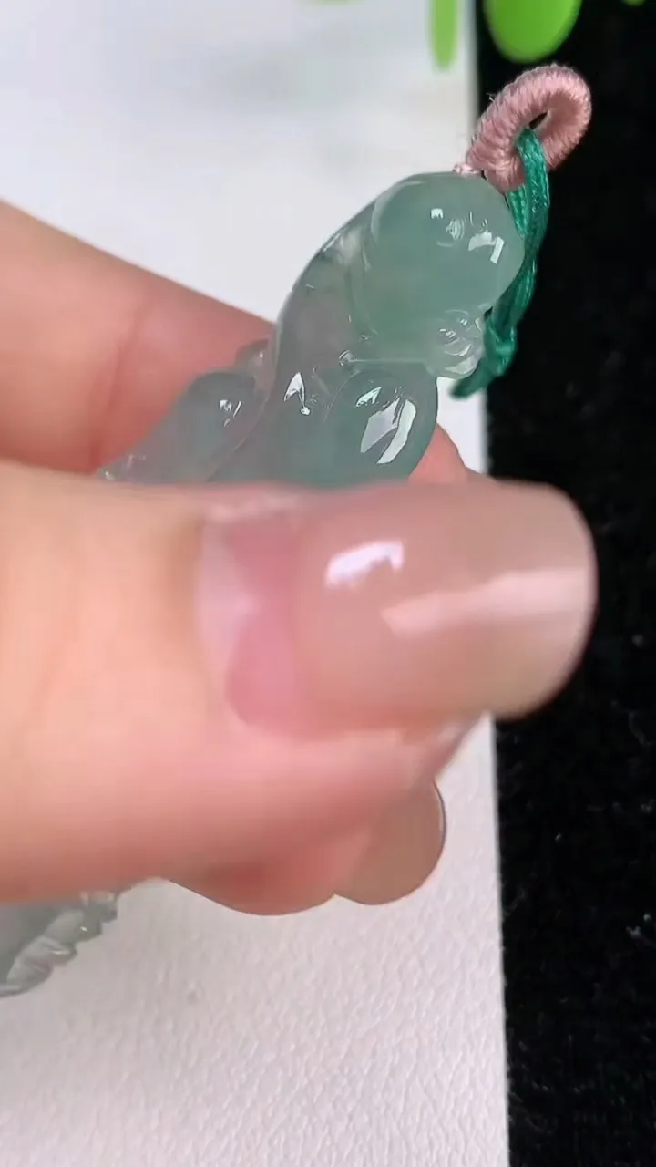 天然A货翡翠如意吊坠，尺寸52.2-21.6-3.5，重量:8.18g
7月24日