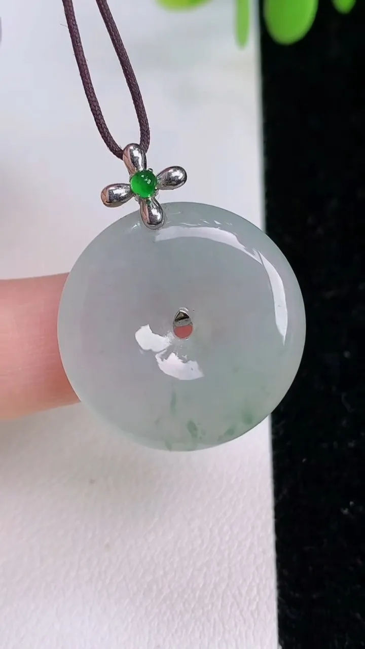 天然A货翡翠18k金飘花平安扣吊坠，尺寸24-4.7，重量:6.13g
7月24日