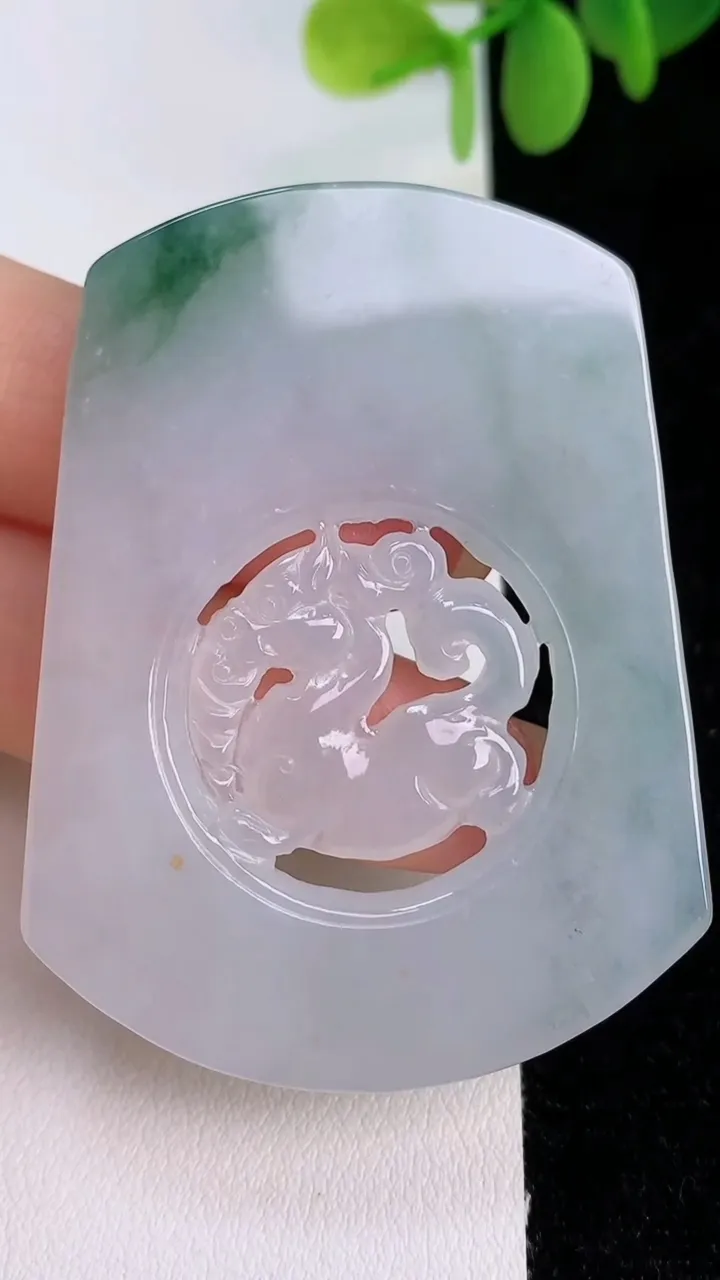天然A货翡翠仿古龙牌吊坠，尺寸55-42-3.5，重量:21.29g
7月24日