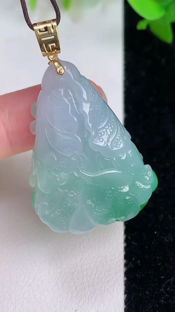 天然A货翡翠白菜吊坠，尺寸36-27.3-15，重量:20.20g
7月24日