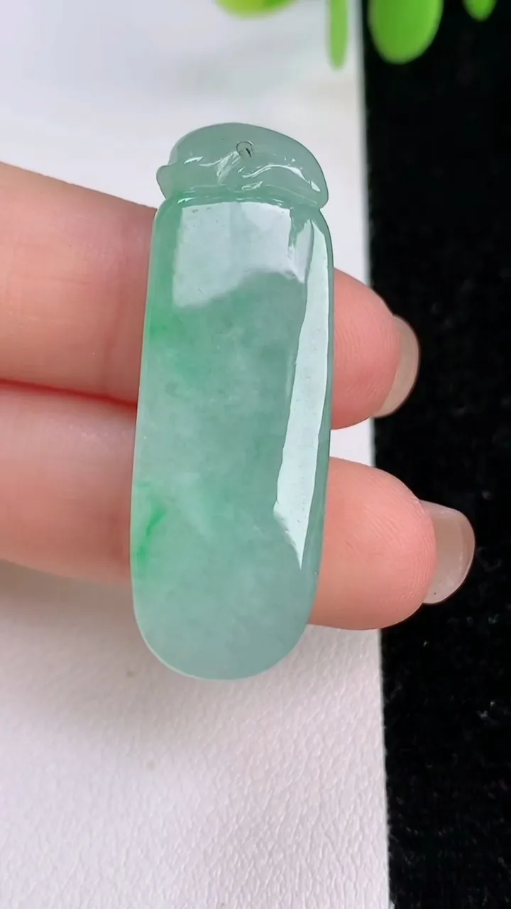 天然A货翡翠福瓜吊坠，尺寸39.4-13.7-8.8，重量:10.00g
7月24日