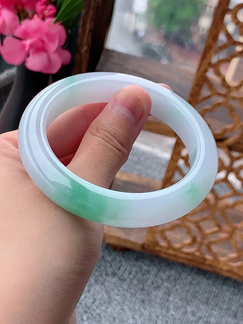 天然A货翡翠飘绿厚装正装正圈手镯56-57圈口 尺寸56.5×11.8×9.5mm 重量67.10g 0722