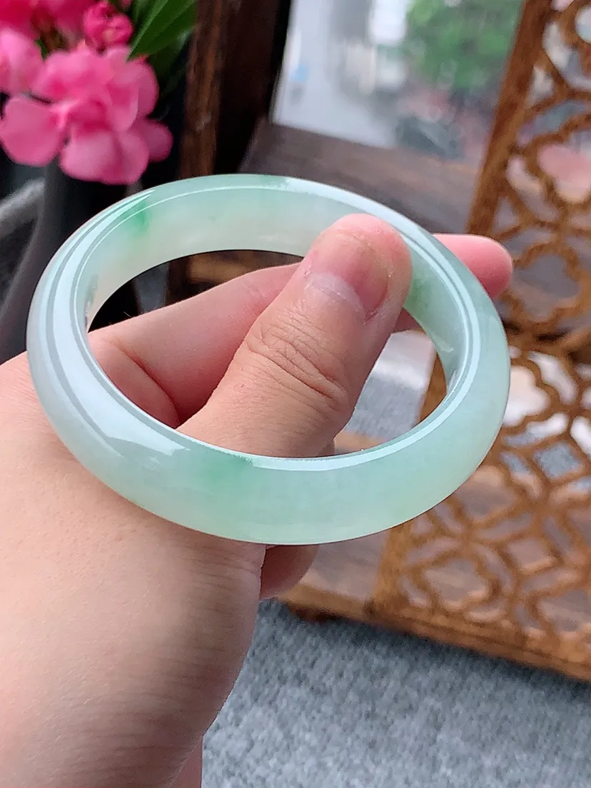天然A货翡翠飘绿正装正圈手镯51-52小圈口 尺寸51.8×11.7×7.8mm 重量50.60g 0722