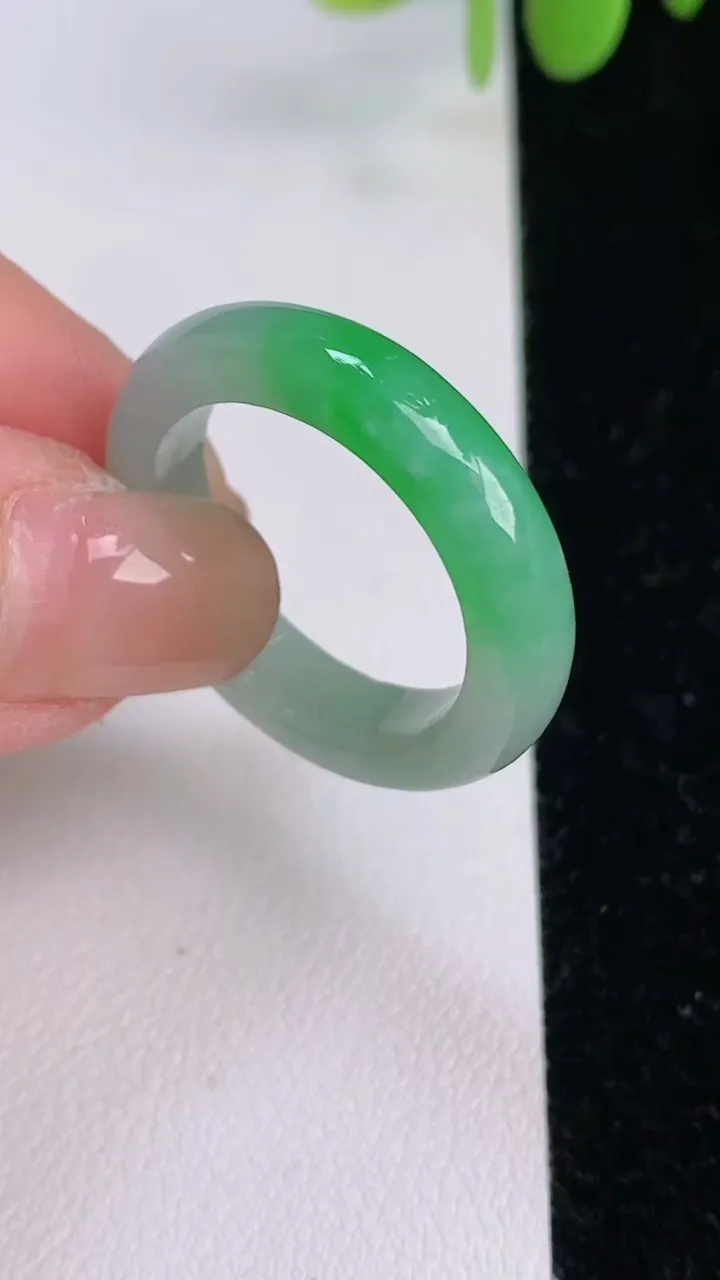 天然A货翡翠戒指指环，尺寸20.6-5.4-3.7，重量:5.05g2025年7月24日
工厂直销收
