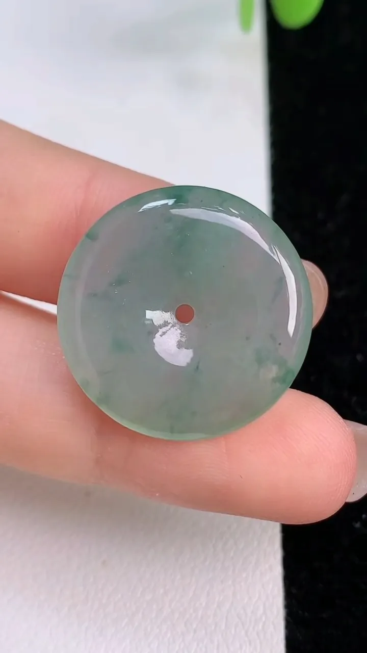 天然A货翡翠飘花平安扣吊坠，尺寸23-3.8，重量:4.55g
7月24日