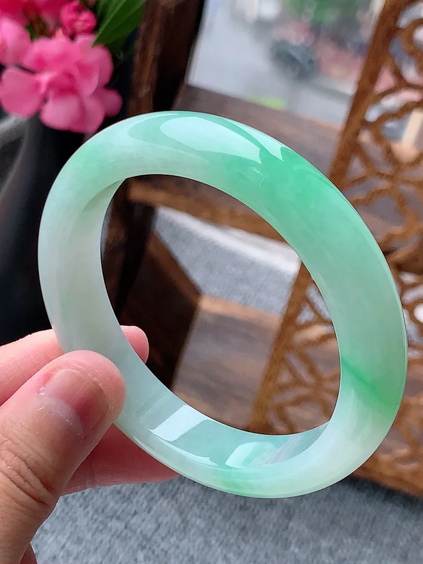 天然A货翡翠飘绿正装正圈手镯55-56圈口尺寸55.8×12×8.2mm 重量58.10g 0722