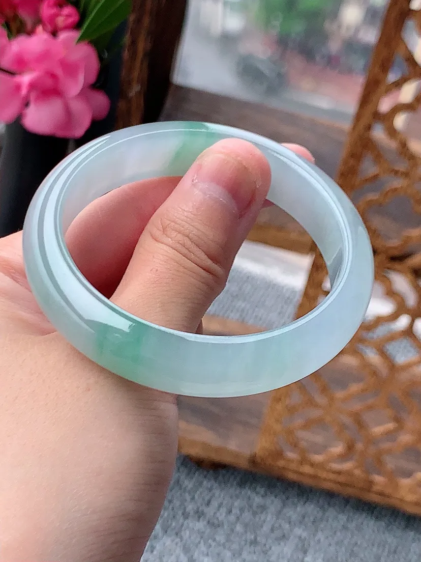天然A货翡翠飘绿正装正圈手镯52-53 小圈尺寸52×12×7.3mm 重量45.90g 0722