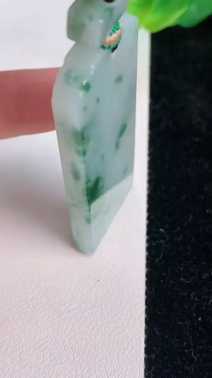 天然A货翡翠飘花仿古无事牌吊坠，尺寸52.7-23-5，重量:25.20g
7月25日