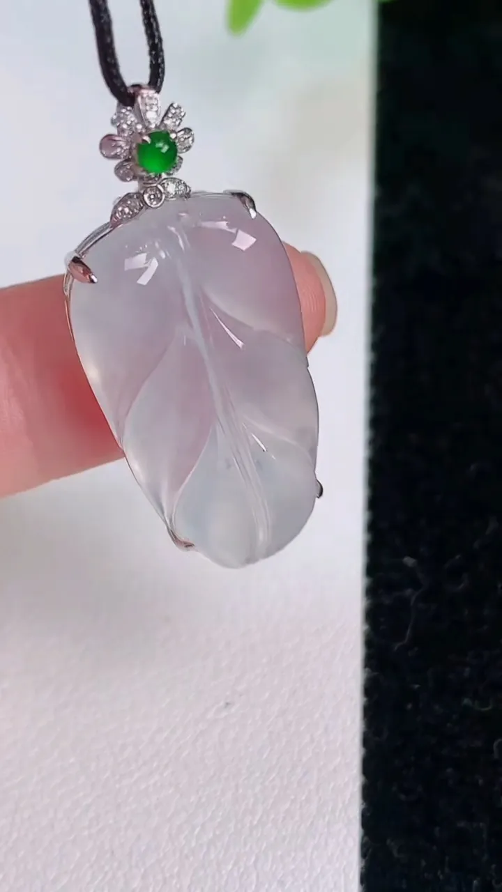 天然A货翡翠种金枝玉叶 叶子吊坠，尺寸26.2-13.8-5，重量:3.47g
7月25日