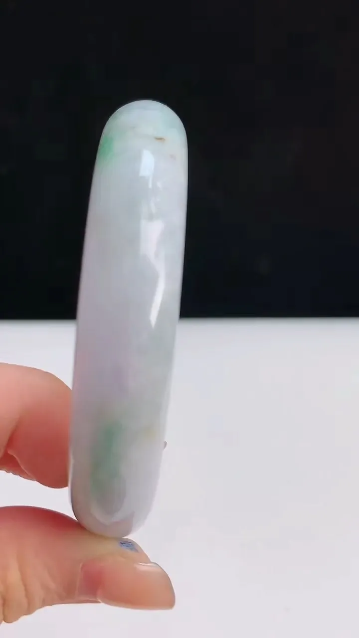 圈口 58-59 翡翠a货春带彩紫罗兰宽边手镯尺寸 58.1-13.5-8.3，重:62.79g7月25日