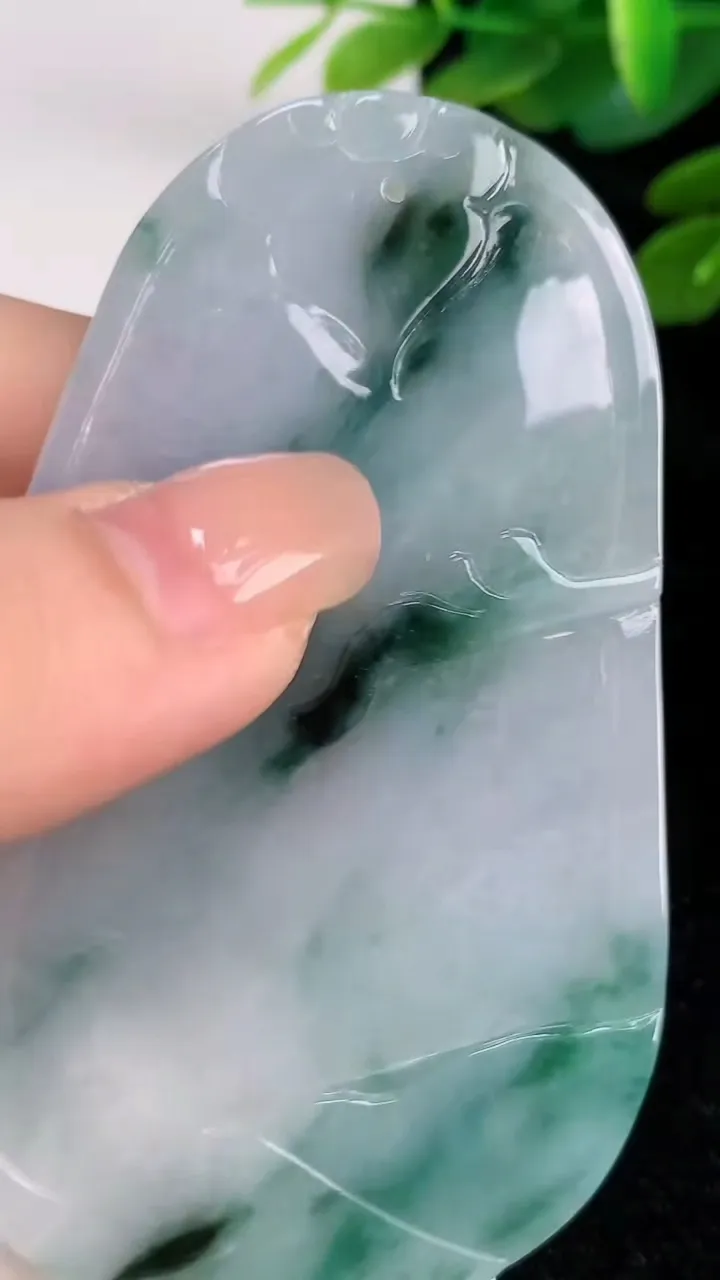 天然A货翡翠飘花荷叶鱼吊坠，尺寸 76-46-7.6，重: 42.26g
7月25日