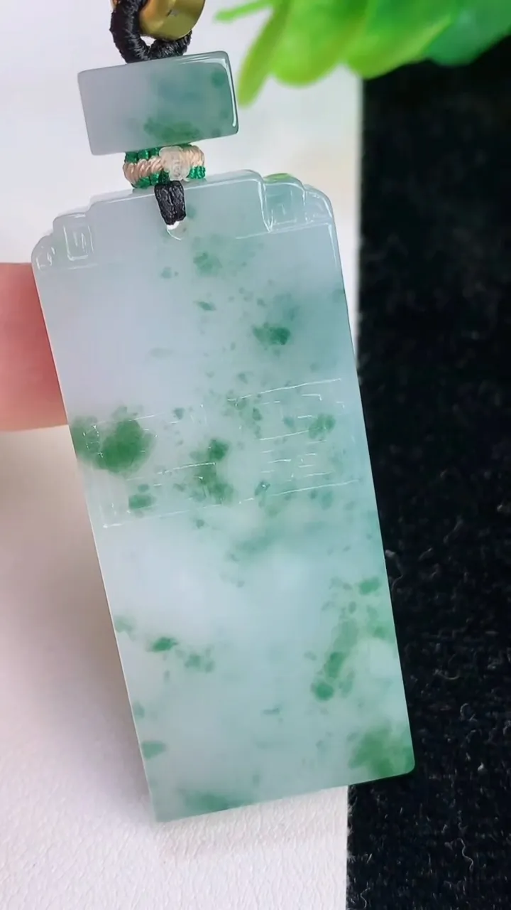 天然A货翡翠飘花仿古无事牌吊坠，尺寸52.7-23-5，重量:25.20g
7月25日