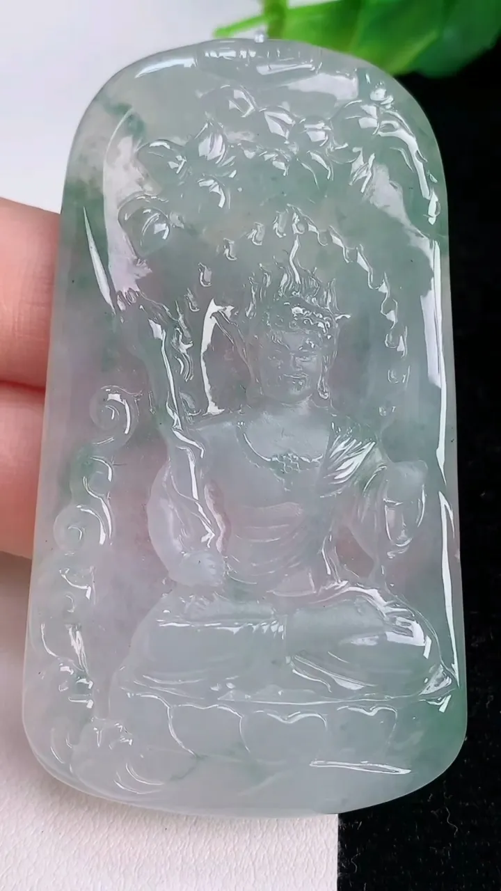 天然A货翡翠飘花不动明王吊坠，尺寸67.3-37-4.4，重量:28.85g
7月25日