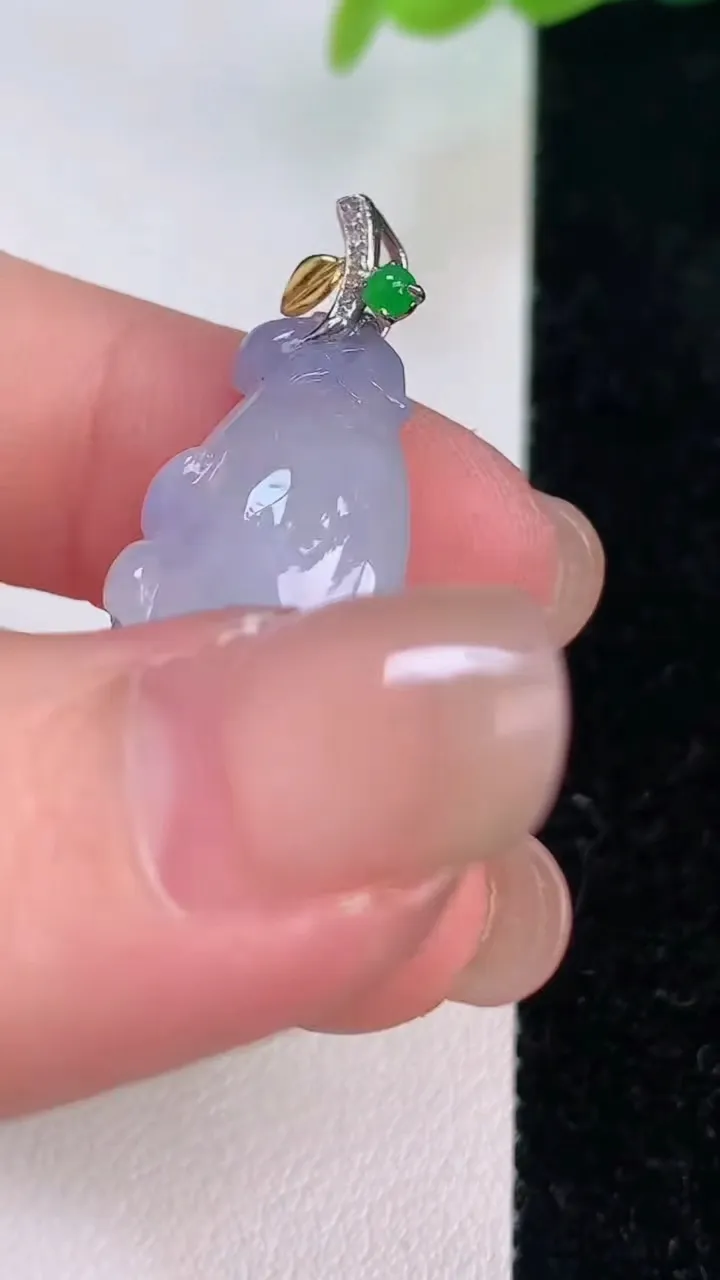 天然A货翡翠18k金紫罗兰福瓜吊坠，尺寸33.6-14.6-9.6，重量:6.51g
7月25日