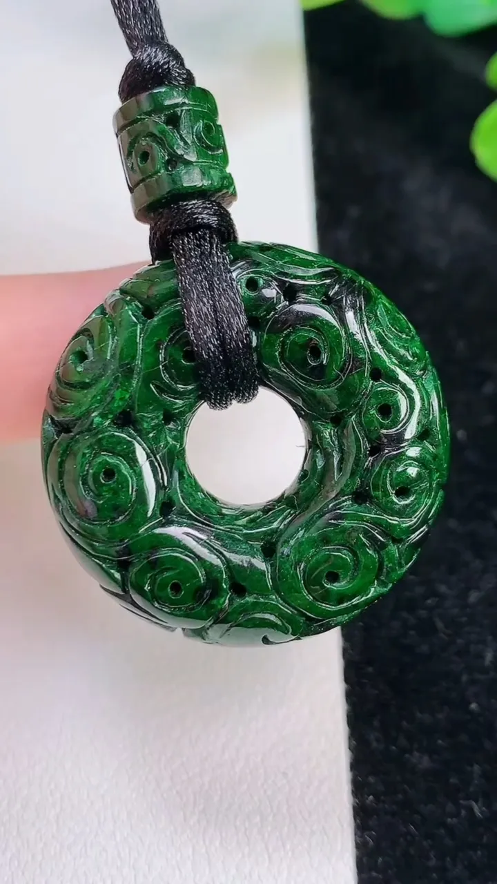 天然A货翡翠雕花平安环吊坠，尺寸32.3-11.2，重:23.11g
7月25日