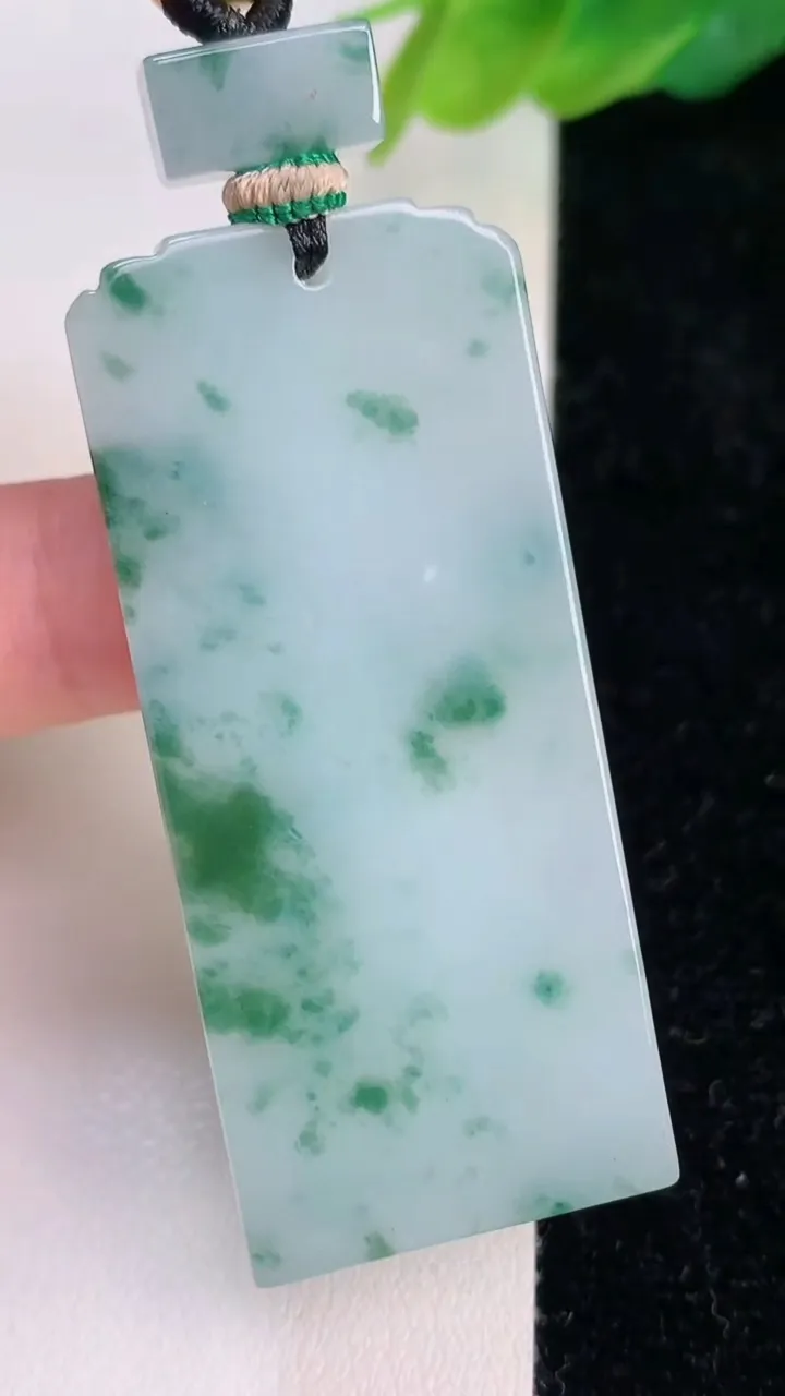 天然A货翡翠飘花仿古无事牌吊坠，尺寸52.7-23-5，重量:25.20g
7月25日