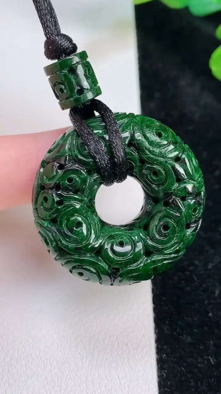 天然A货翡翠雕花平安环吊坠，尺寸32.3-11.2，重:23.11g
7月25日