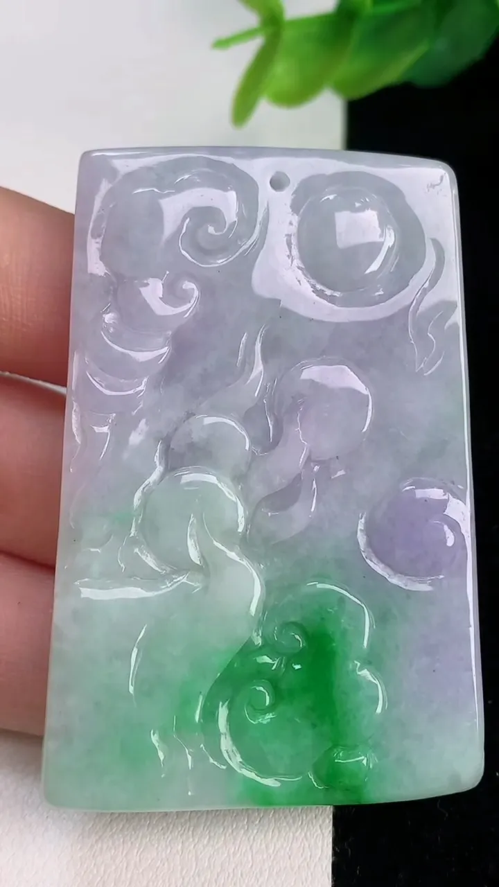 天然A货翡翠龙牌吊坠，尺寸58-37.3-5.6，重量:31.50g
7月25日