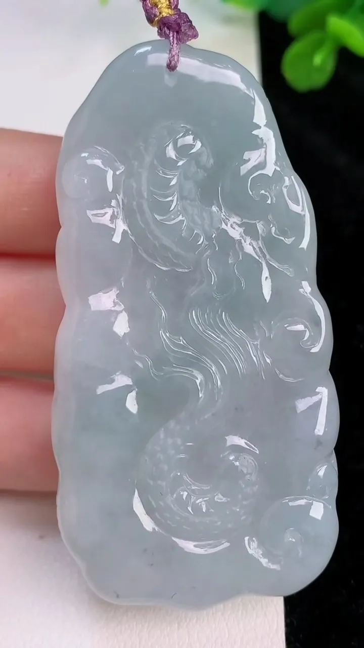 天然A货翡翠龙牌吊坠，尺寸66.6-33.8-10.7，重量:43.95g
7月26日